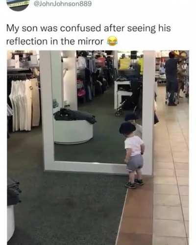 Kid's reaction to his reflection is so pure