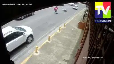 Food delivery dude stops his bike in the middle of the road and suffers the consequences of road rage