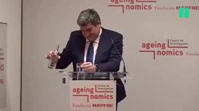 Spanish minister mistakes the hole in his lectern for a glass