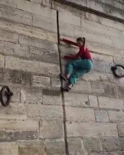 Wall climbing without support