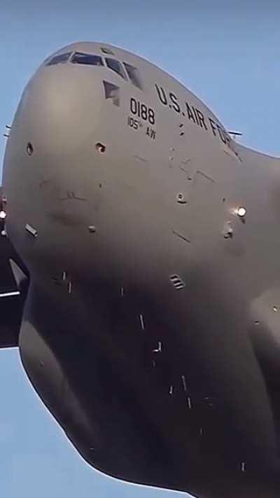 The smooth under belly of C-17 Globmaster