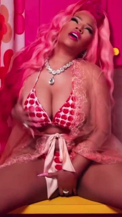 Nicki Minaj rubbing🤤