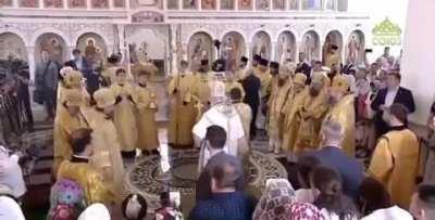 Patriarch Kirill slips on water that he’s just ‘anointed’ the floor with