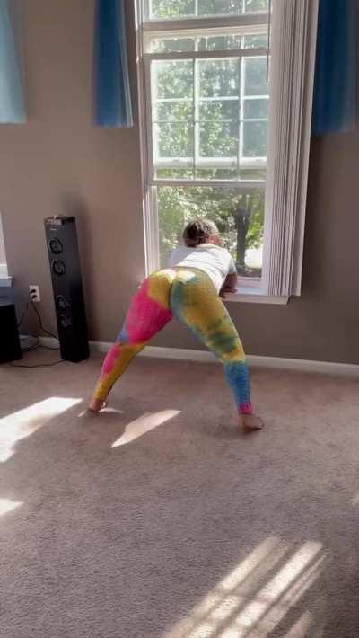 Desi doing a lil twerk