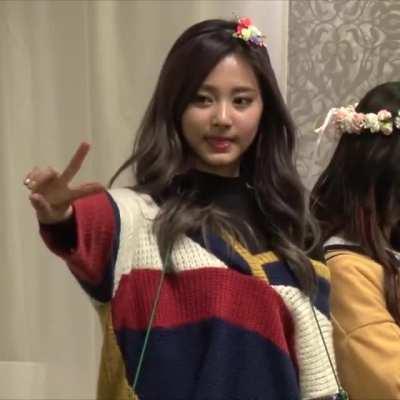 161126 - Pretty Tzuyu Blep & Wave