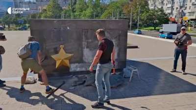 UA POV: In Odessa, Pro-Ukrainian individuals demolished a Soviet Victory Monument and spray painted it.