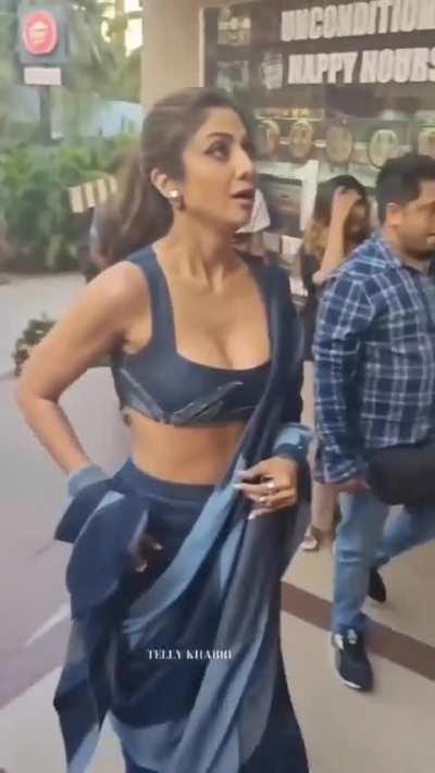 Shilpa Shetty Huge Clevage Poping Out.....