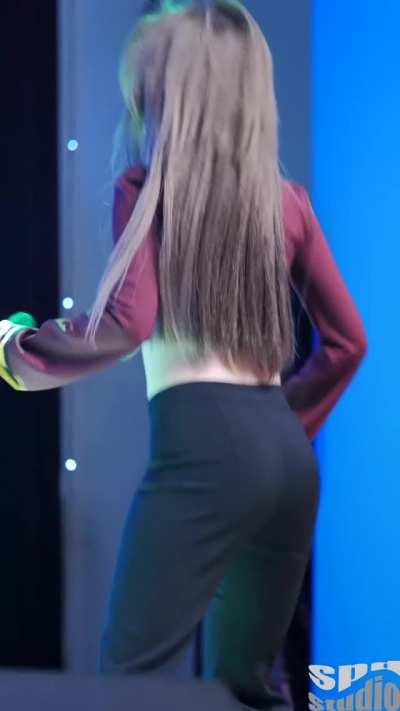 Red Velvet - Irene Showing Off Her Juicy Ass