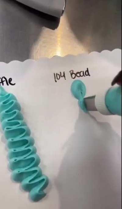 This frosting piping is so satisfying