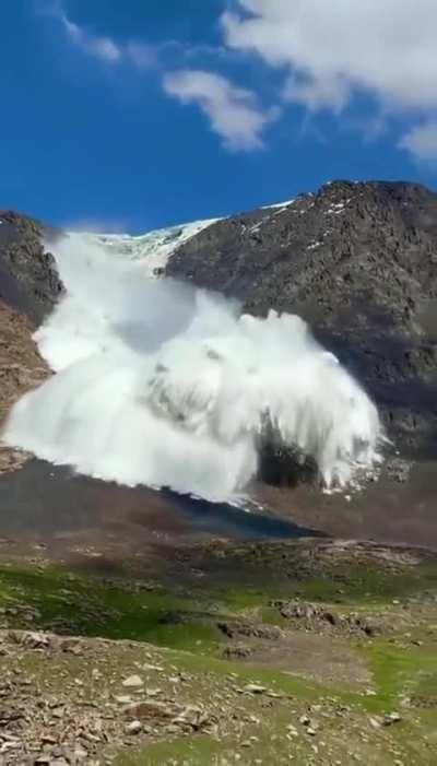 Photographer has a close call with a glacier outburst. 