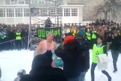 Professor Splash setting a Guiness record in Norway for highest bellyflop