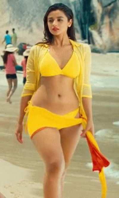 Bollywood actress Alia Bhatt in yellow bikini - Student Of The Year.