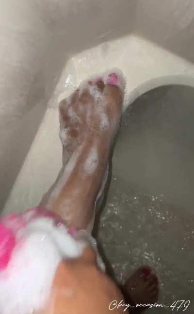 Some shower and sole action💋