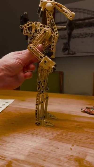 Technic from the dark ages.. Have a look at those mechanics! The battle droid 8001.