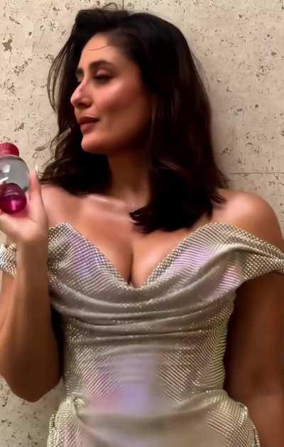 Kareena Kapoor Boobs ( • ) ( • )