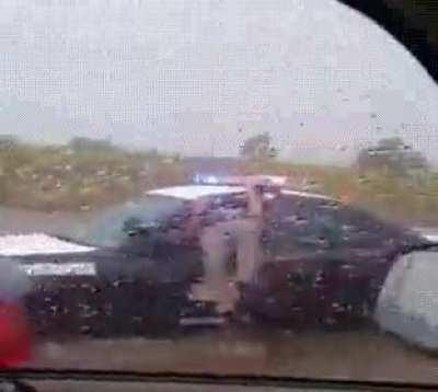 Texas cop got himself stuck in the car!!