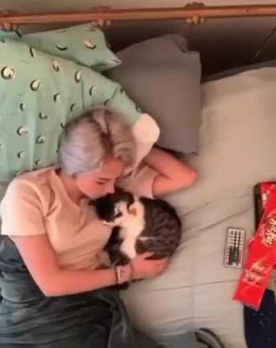 Lady makes a time lapse of herself quarantining with her cat