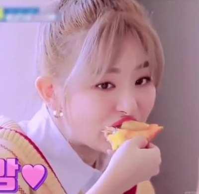 Seulgi eating