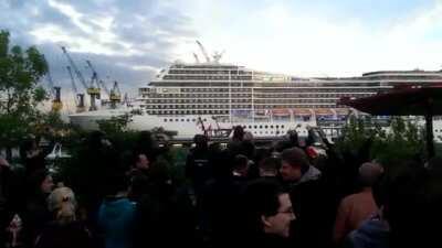 Cruise ship plays &quot;Seven Nation Army&quot; using horn