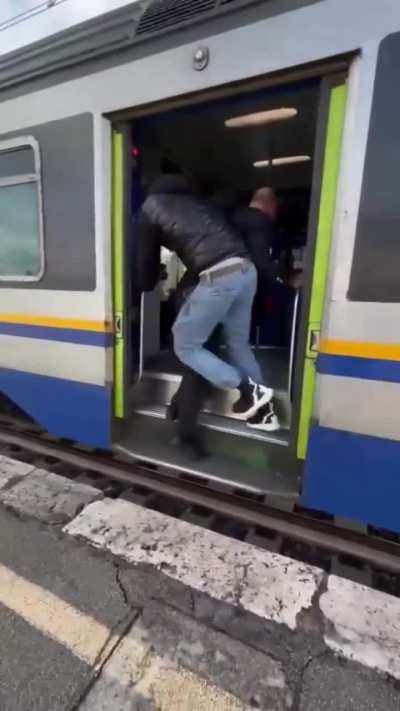 Man wanting to travel without a ticket beats ticket inspector and drags him out of train in Italy.