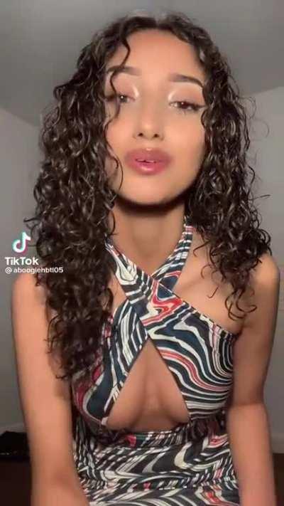 Cleavage from old tiktok of taqdees 🤤🤤🤤
