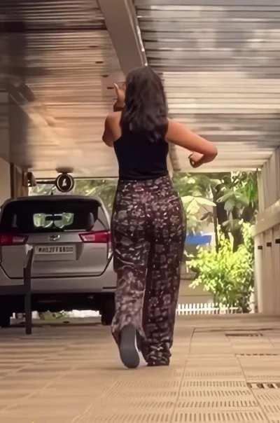 Mrunal thakur thick 🍑