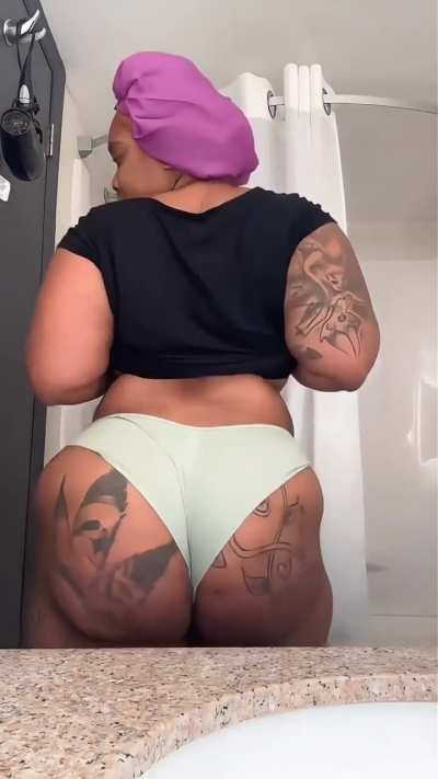 Big bubble ass in pantys twerking pt 3