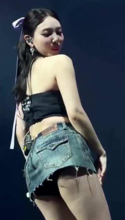 Nayeon mini twerk ð