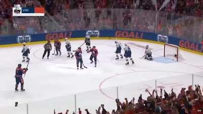 9,000 perfectly cut screams at Edmonton Oilers Stadium