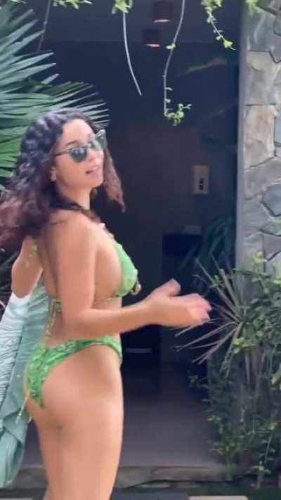 Yassi Pressman looking incredibly fuckable.