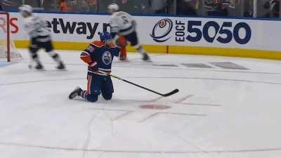 Draisaitl Fist Pump