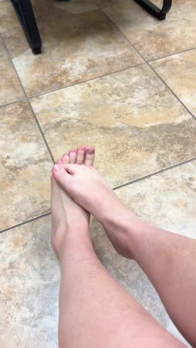 Im new to this 😊 do I have pretty feet? 