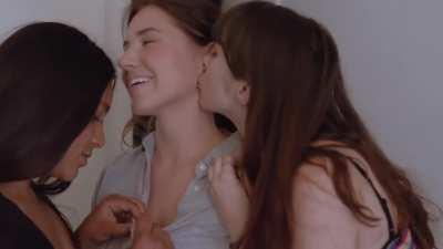 Alexandra Swarens (Peyton) & Briza Covarrubias (Mac) & Kelly Tappan (Sara) lesbian kiss in The Fortnight s02e08