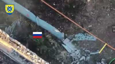 Ukrainian soldier throws grenade on top of two Russian soldiers from nearly point blank