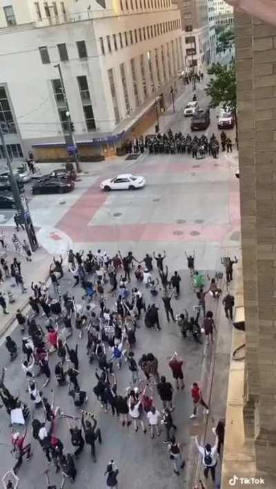 Texan Cops Shooting Tear Gas Grenades at Peaceful kneeling Protestors