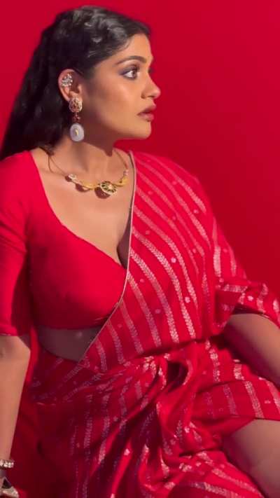 Isha Keskar showing her sexy cleavage in saree. Truly underrated beauty