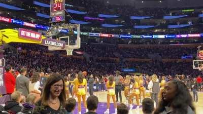 [Highlight] Blindfolded Lakers fan shoots as expected for promotional timeout event.