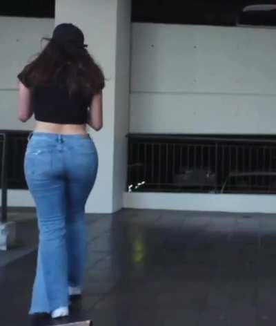 Alex 🍑 in jeans