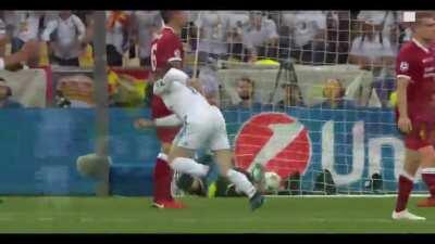 On this day in 2018: Gareth Bale scored this incredible bicycle kick goal in the Champions league final against Liverpool within 3 minutes of subbing in.