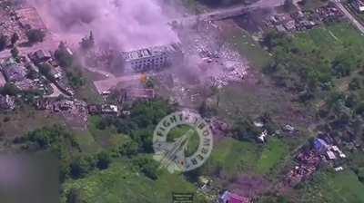 The first video of a Russian FAB-3000 UMPK glide bomb strike. Lipcy, Kharkov region. June 20, 2024. 