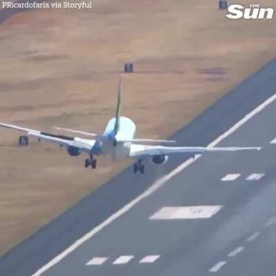 Awesome Pilot lands plane sideways in strong crosswinds