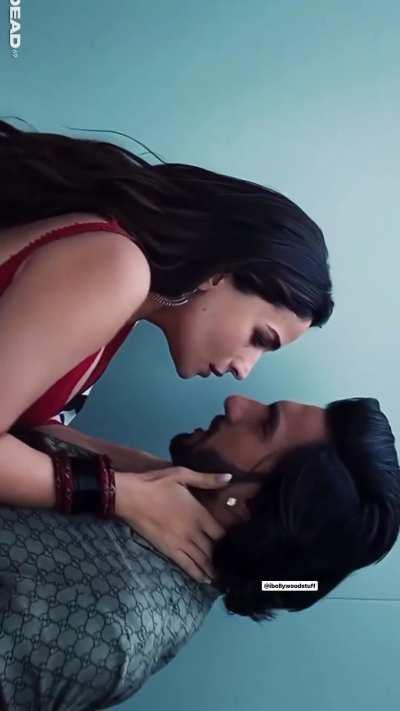 Alia bhatt kiss in lift