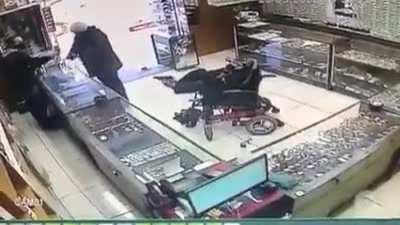 Disabled teen robbed a jewerly shop