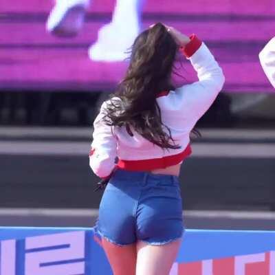 MOMOLAND - Nancy & Hyebin (Hyebin looks at Nancy's butt)