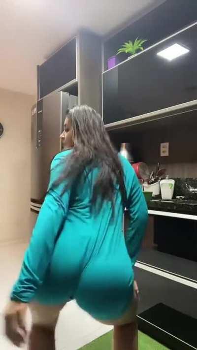 booty isinha menezes