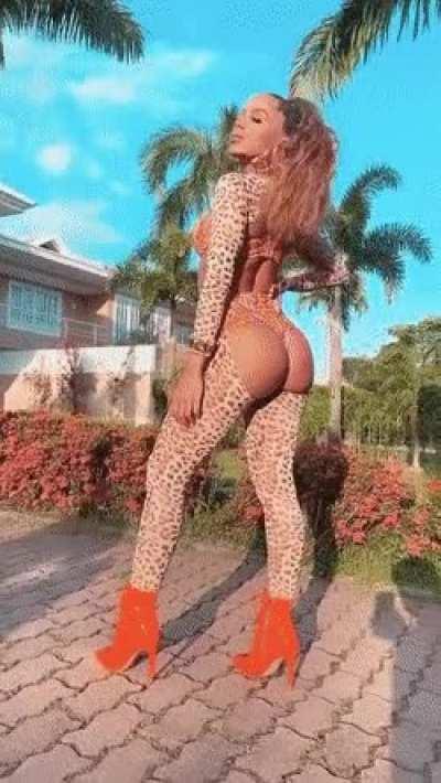 Anitta, 👑🍑