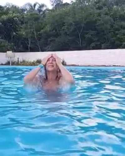 Minha Sogra na piscina, quase deixa o peitos escaparem do biquini.