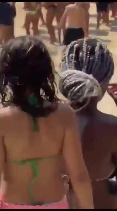 Banhistas se juntam em Praia de Copacabana para fazer 