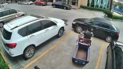 delivery bike gets boxed in by car