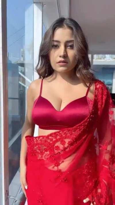 Symran Kaur Hot Sexy Cleavage in Saree